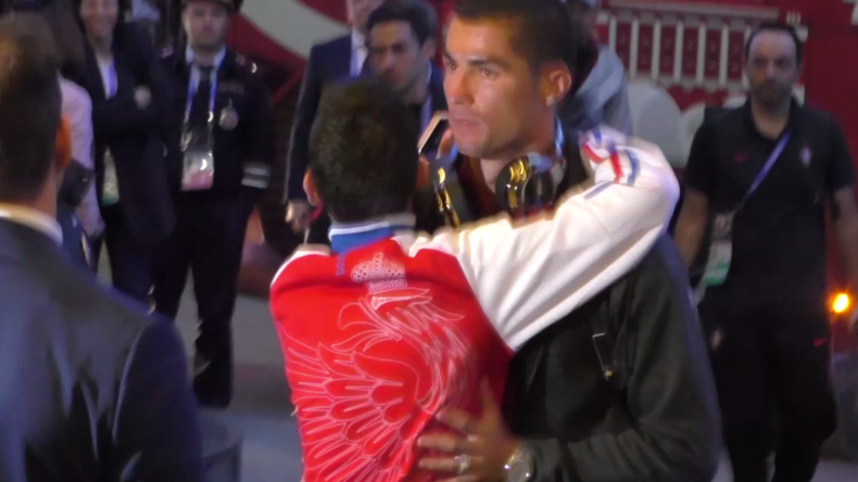 Un jeune fan de Ronaldo passe outre la sécurité pour aller embrasser son héros (VIDEO)