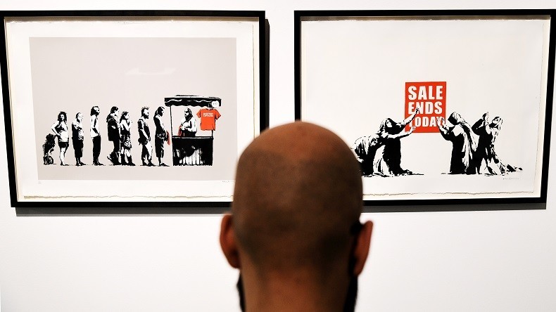 Sait-on enfin qui se cache derrière Banksy ? Un DJ britannique révèle un indice majeur…