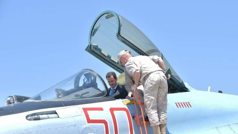 Bachar el-Assad en visite «surprise» dans une base aérienne russe en Syrie (IMAGES)