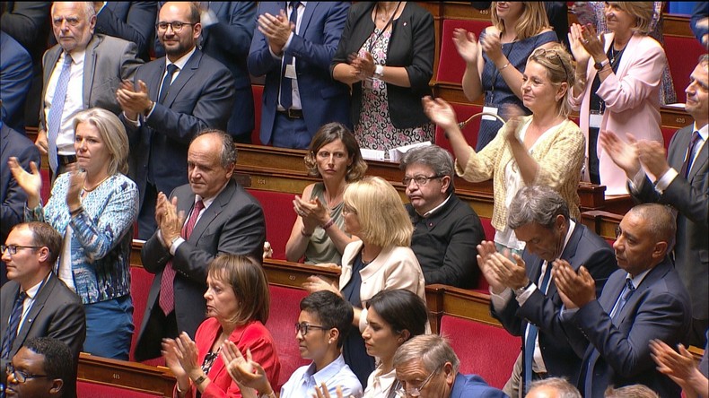 De Rugy fait applaudir le drapeau européen à l'Assemblée nationale devant un Mélenchon boudeur
