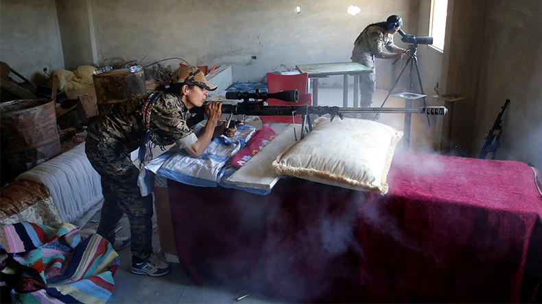 Une combattante kurde riant d'avoir échappé de peu à un sniper fait sensation sur internet