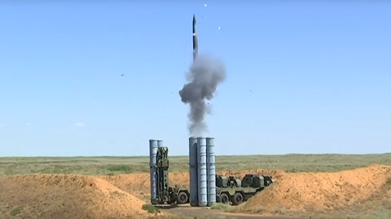 Le système de missiles S-300 en action lors d’une compétition annuelle en Russie (VIDEO)