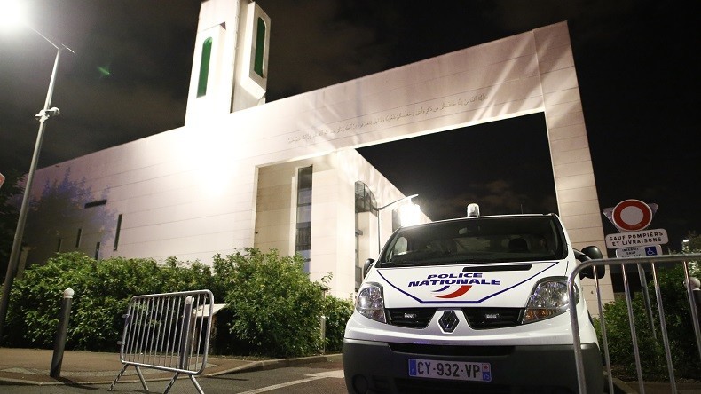 Attentat ou simple fait divers ? Twitter réagit à l’attaque manquée contre la mosquée de Créteil