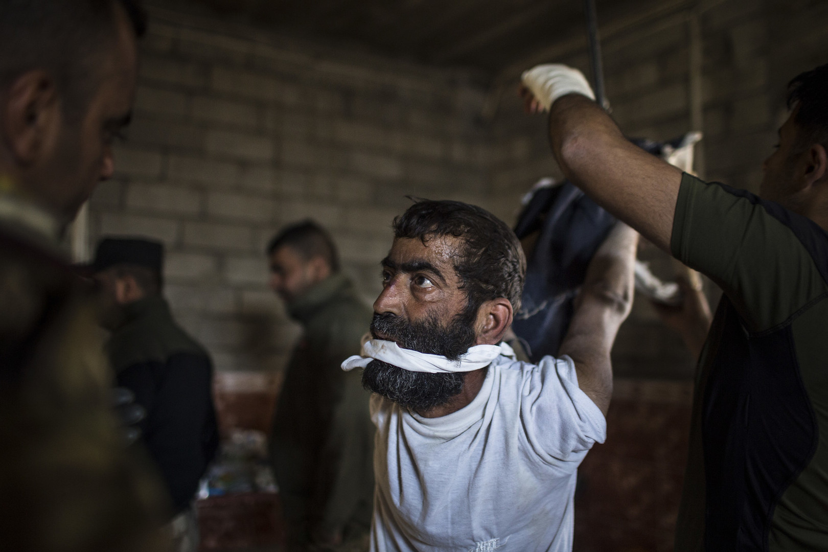 A Mossoul, des soldats irakiens emploient la torture contre des prisonniers (IMAGES CHOQUANTES)