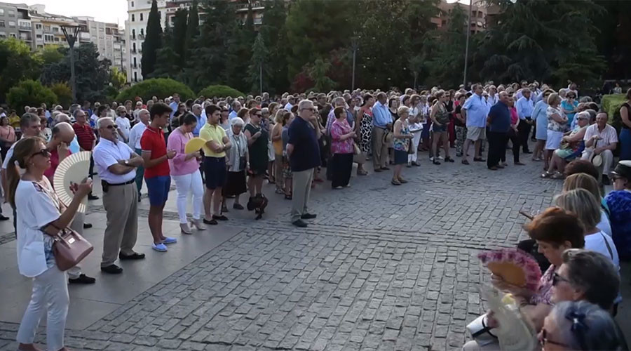 Des catholiques en colère prient dans la rue à Grenade après une prière polémique du Ramadan (VIDEO)