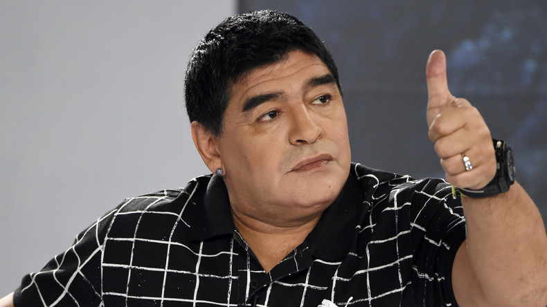 Pour la légende du football mondial, Diego Maradona, Vladimir Poutine est un «homme de paix»