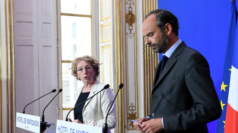 Les propos de la ministre du Travail suscitent la polémique, le Premier ministre lui vient en aide