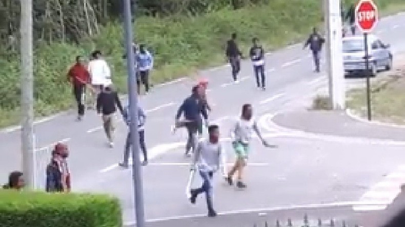 Calais : une habitante filme les violentes rixes entre migrants dans un quartier résidentiel (VIDEO)
