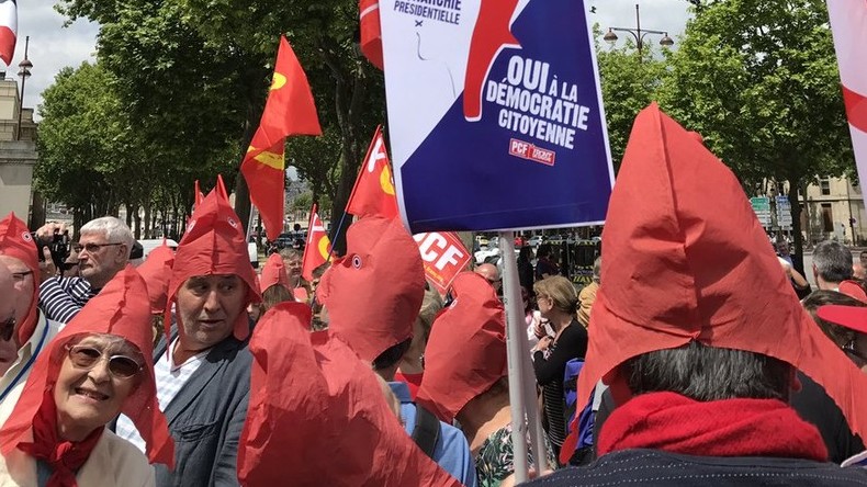 «Non à la monarchie présidentielle» : les communistes manifestent à Versailles contre le Congrès