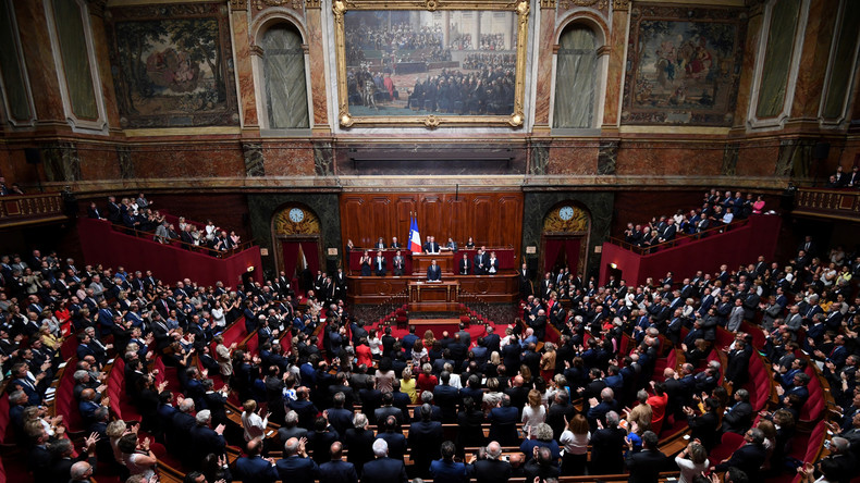 Macron propose une réduction d'un tiers du nombre des parlementaires et une dose de proportionnelle