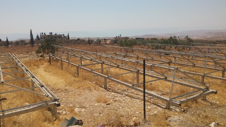 Israël confisque et détruit des panneaux solaires offerts à un village palestinien par les Pays-Bas