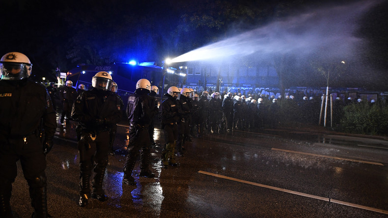 Hambourg : la police déploie des canons à eau contre les manifestants anti-G20 (PHOTOS, VIDEOS)