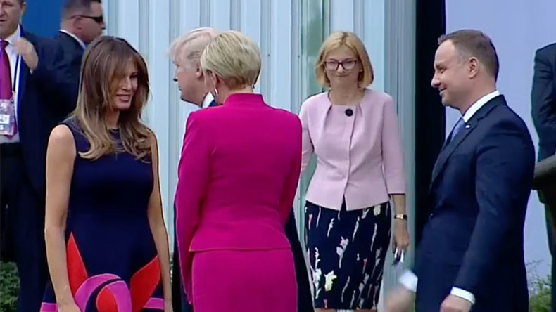 Ladies first : la Première dame de Pologne esquive la poignée de main de Donald Trump (VIDEO)
