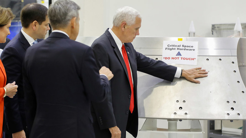 Oups ! Mike Pence pose sa main sur un engin de la Nasa sur lequel est écrit : «Ne pas toucher»