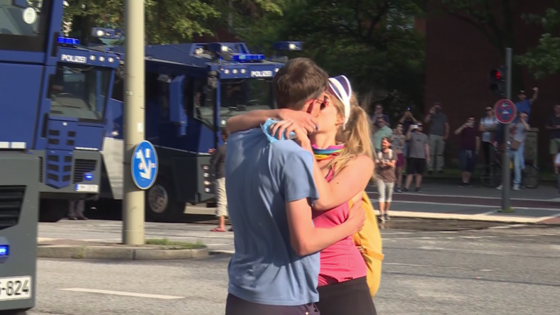Eau glacée contre baisers passionnés : des canons à eau visent des amoureux à Hambourg