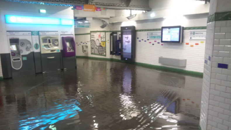 Intempéries à Paris : le métro inondé, les pompiers débordés (IMAGES)