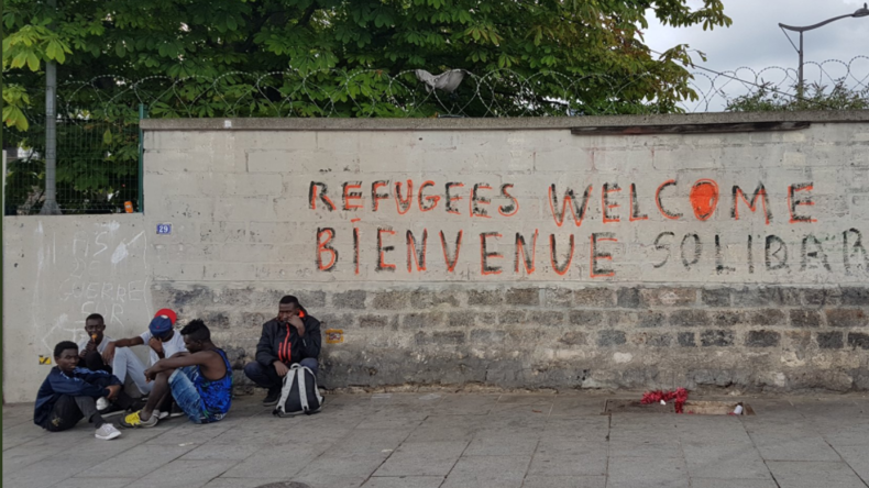 Quelques jours après l'évacuation, des migrants campent de nouveau porte de la Chapelle à Paris