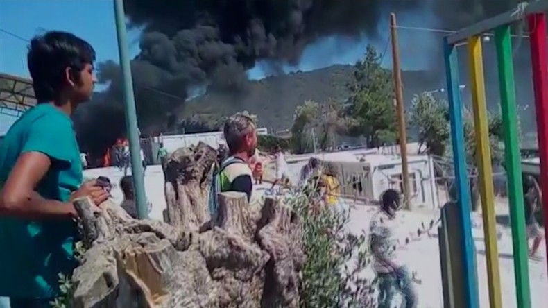 Situation «hors de contrôle» en Grèce : des migrants mettent feu à leur camp de Lesbos (VIDEO)