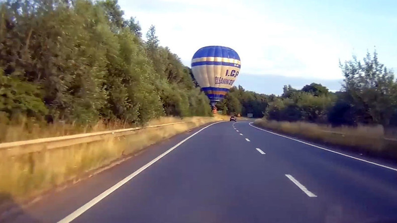 Grande-Bretagne : une montgolfière frôle une route dans un atterrissage en catastrophe (VIDEO)