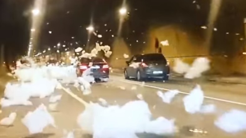 L’écume des jours : un tunnel inondé de mousse savonneuse à Moscou (VIDEO)