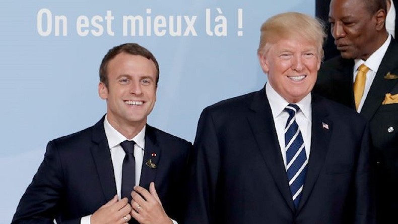 Poussez-vous, excusez-moi... Trump, Macron : de l'art de jouer des coudes !