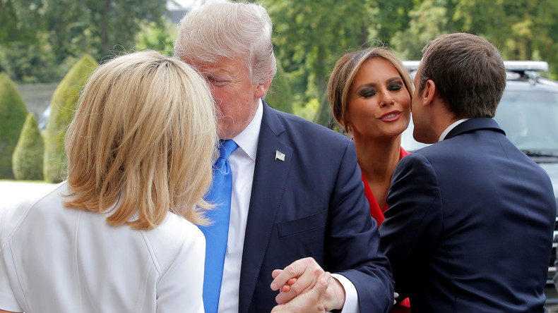 A-t-il encore frappé ? L'étrange poignée de main entre Donald Trump et Brigitte Macron (VIDEO)