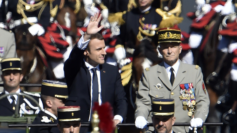 Le général qui ne voulait pas se faire «baiser» a serré la main de Macron au 14 Juillet (VIDEO)
