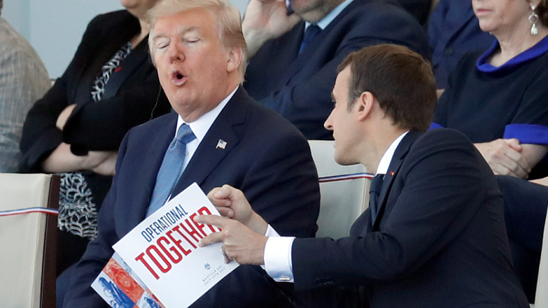 Pour le 14 Juillet, la fanfare joue du Daft Punk, mais Trump n'a pas l'air très enjoué (VIDEO)