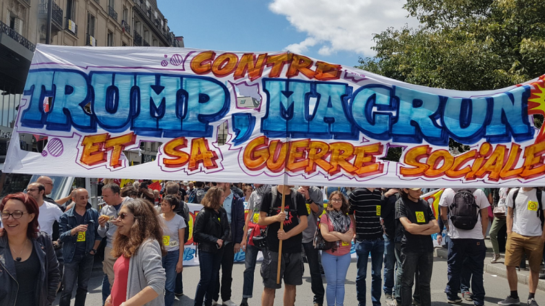 Le «Front social» manifeste contre Emmanuel Macron et Donald Trump à Paris (IMAGES)
