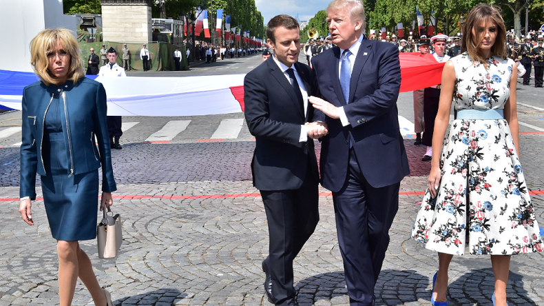 Encore une ! Trump et Macron échangent une poignée de main interminable sur les Champs-Elysées