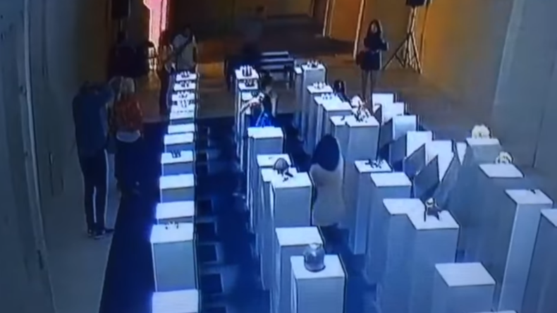 Effet domino : une femme rate un selfie... et ravage pour 200 000 dollars d’œuvres d'art (VIDEO)