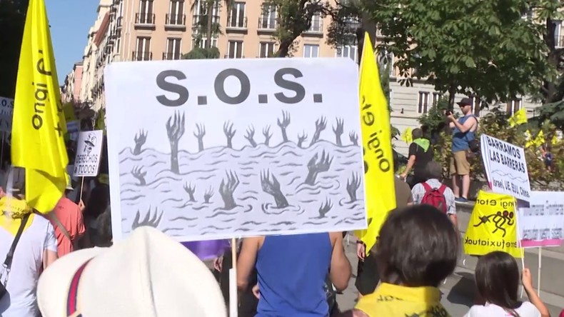 Des Madrilènes manifestent avec des barbelés pour que l’Espagne accueille plus de réfugiés (VIDEO)
