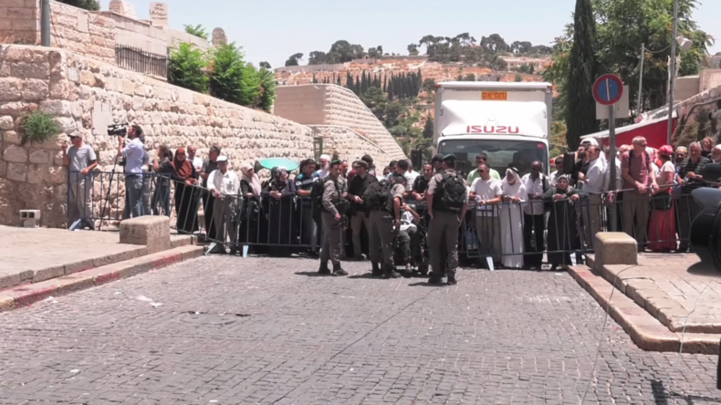 Les fidèles contestent les mesures de sécurité permettant d’accéder à la mosquée al-Aqsa à Jérusalem