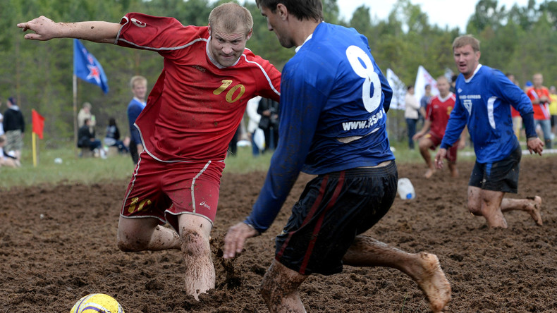 Jouer au foot avec de la boue jusqu’au genou ? Ces sportifs courageux y arrivent… plus ou moins