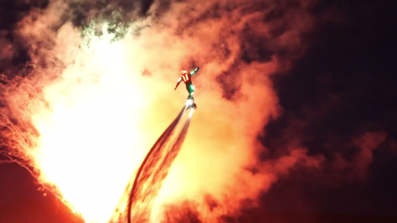 Voler au-dessus de l’eau : les amateurs de Flyboard éclairent le ciel dans la région de Moscou