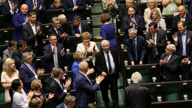 La Commission européenne veut contraindre Varsovie à reculer sur sa réforme de la justice