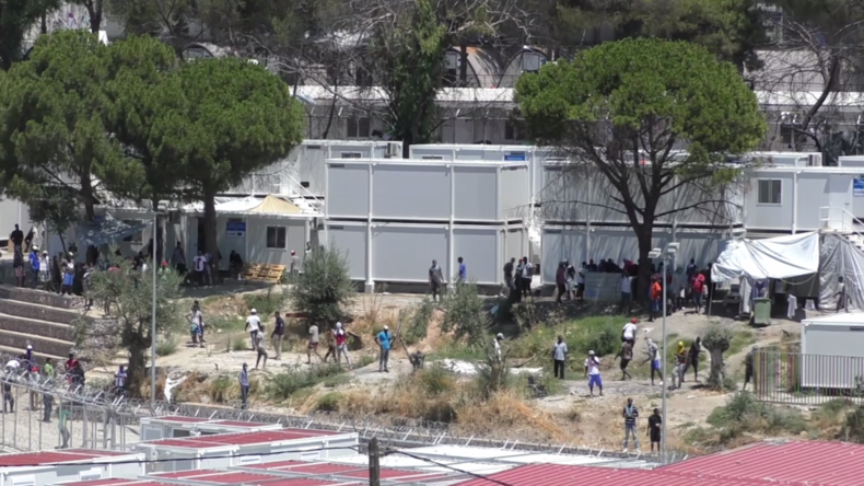 Affrontements, incendie... Le camp de migrants de Lesbos de nouveau en proie à des tensions (VIDEO)