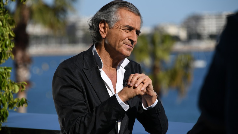Invité à l'Elysée, Bernard-Henri Lévy regarde son dernier documentaire avec Emmanuel Macron
