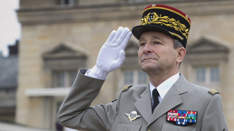 «Merci» : l'Armée rend un hommage émouvant à Pierre de Villiers lors de son départ (VIDEOS)
