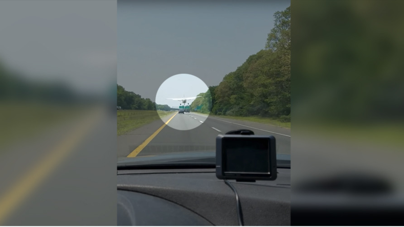 Quand un avion atterrit au beau milieu des voitures sur une autoroute aux Etats-Unis (VIDEO CHOC)