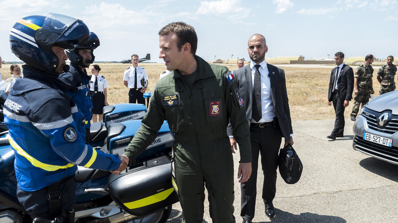 Macron en mode Top gun pour tenter de reconquérir l'armée, succès mitigé sur internet