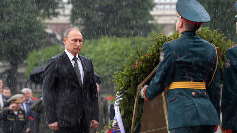 «Je ne suis pas en sucre»: Poutine s'explique sur son hommage sans parapluie sous une pluie battante
