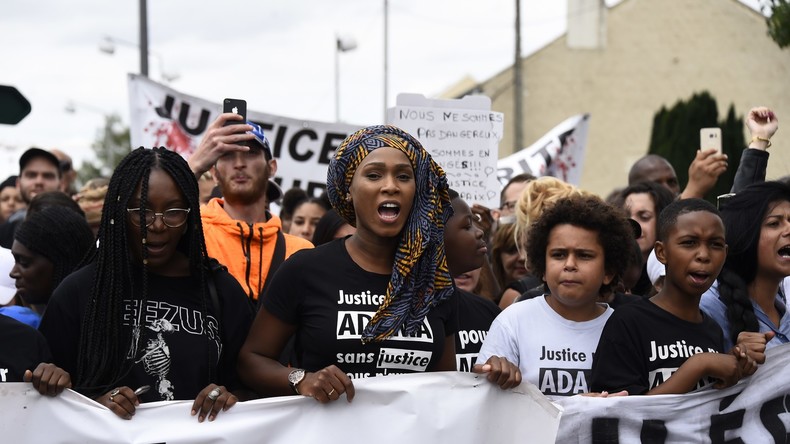 «On ne lâchera pas»: un millier de personnes marchent pour Adama Traoré à Beaumont-sur-Oise (IMAGES)