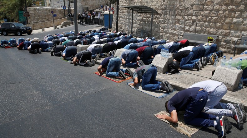 Des Palestiniens prient devant le mont du Temple à Jérusalem-Est en signe de protestation (VIDEO)