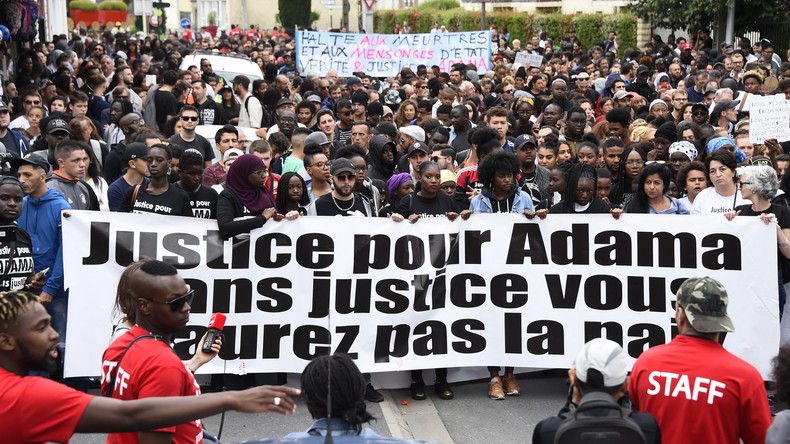 Trois gendarmes violemment attaqués en marge d'une marche pour Adama Traoré