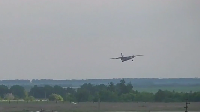 L'avion s'est abîmé dans un champ avant d'atteindre la piste d'atterrissage (VIDEO)