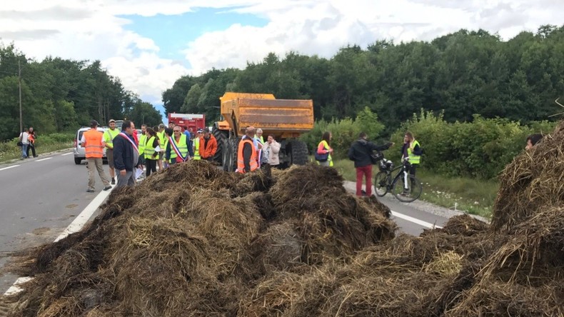 Des agriculteurs et des élus versent du fumier pour protester contre les gens du voyage