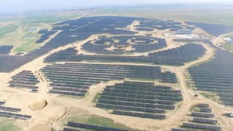 En Chine, une centrale solaire en forme de panda géant pour sensibiliser les citoyens (VIDEO)