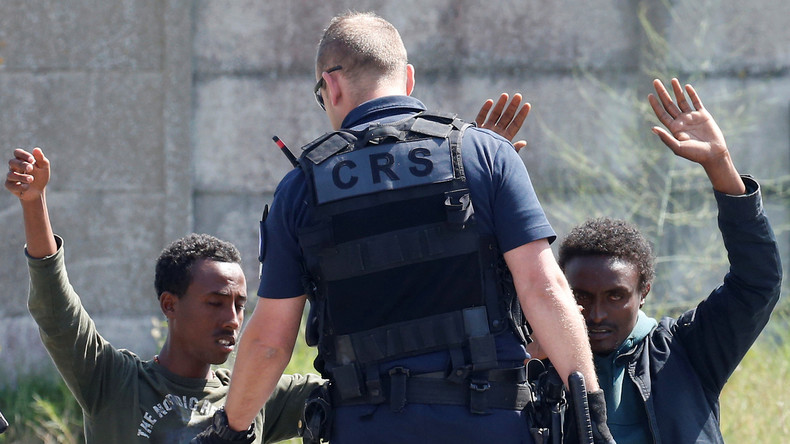 Calais : HRW accuse la police d'usage excessif de gaz au poivre sur les migrants, le préfet dément