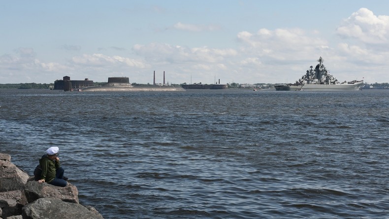 Le croiseur nucléaire lance-missiles russe Pierre le Grand arrive à Kronstadt (VIDEO)